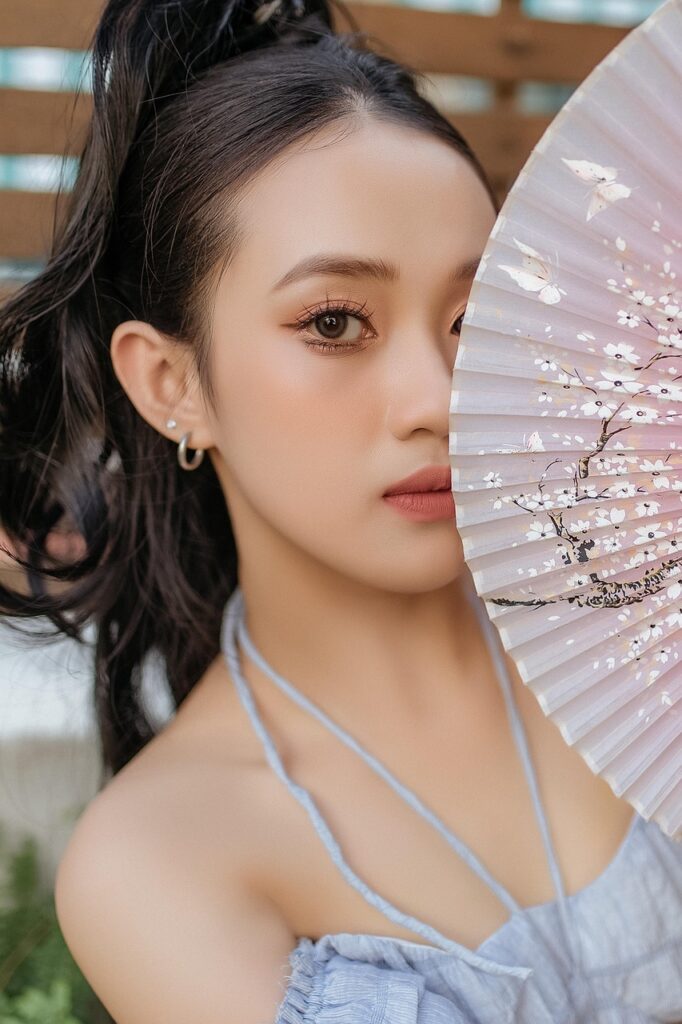 g950e7ff42638aed9f8b36741285aef3e087b89adfc75704c92e478f3c665691b00df596ff227f586607f1737baeeebaf22eacce28196c2047eda9d6ed10c7c2a 1280 8074997 beautiful woman, portrait, fan, woman, pretty, beautiful, asian woman, woman, woman, woman, woman, woman